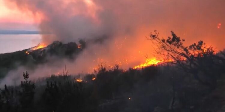 NË LUFTË ME FLAKËT/ Kroacia lufton me 122 vatra zjarri, evakuohen qindra banorë