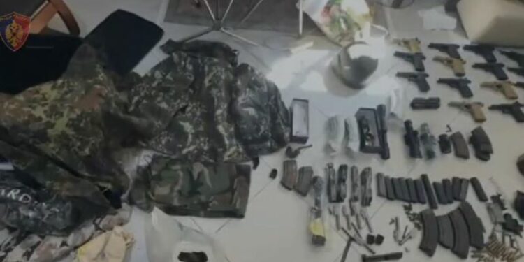 ARSENAL ARMËSH, PISTOLETA DHE KALLASHNIKOV/ Trafikonin armë nga Shqipëria drejt Britanisë, arrestohen tre persona