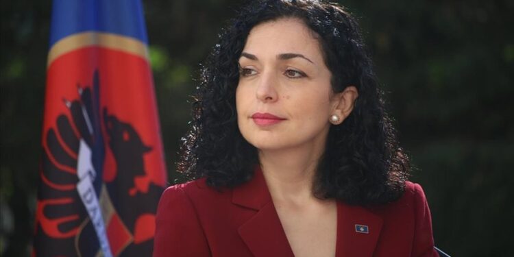 ÇFARË NDODHI? “Dhunohet” Vjosa Osmani në Shkup, tentojnë t’i marrin celularin, mbahet 1 orë e bllokuar në avion