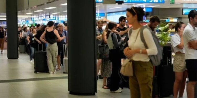 LUFTA/ Mijëra izraelitë dynden në aeroporte për t’u larguar, të alarmuar dhe frikësuar