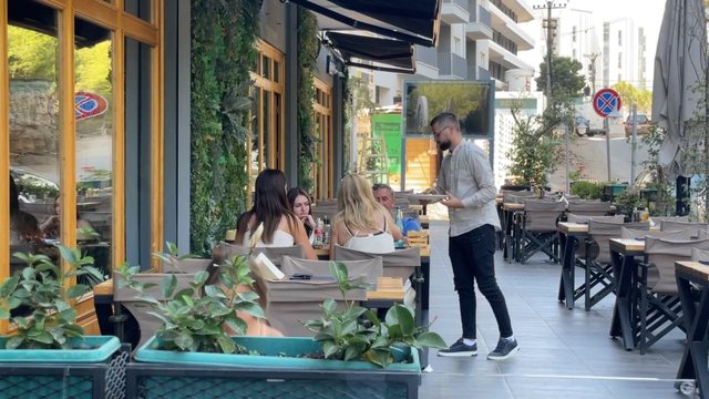 SITUATA DREJT NORMALITETIT/ Shëngjinit i rikthehen pushuesit e larguar nga frika e përhapjes së zjarrit