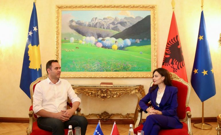 VIZITA E PARË SI KRYEPARLAMENTARE/ Spiropali takon Konjufcën në Prishtinë: Do bashkëpunojmë për integrimin e Kosovës, pranimin në NATO dhe…