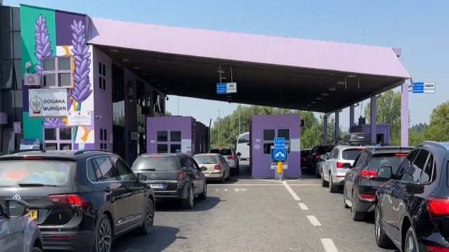SHIFRAT/ Shtohen turistët nga Kosova në bregdetin shqiptar, radhë të gjata në hyrje dhe dalje të Muriqanit