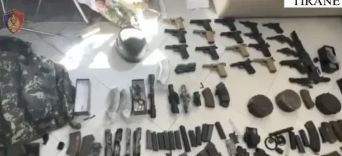 “DO U DËRGOHESHIN BANDAVE SHQIPTARE NË LONDËR”/ Media britanike shkruan për operacionin e SPAK: U sekuestruan 25 armë