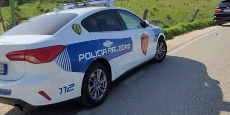 E RËNDË/ Makina përplas 11-vjeçaren në Shkodër, dërgohet në spital