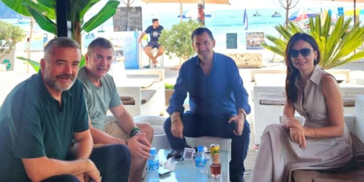 NESËR ZGJEDHJET NË HIMARË/ Spiropali publikon foton krah kandidatit Vangjel Tavo: Mes miqsh
