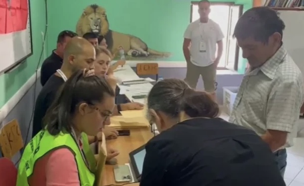 PJESËMARRJA NË HIMARË/ Deri në orën 8:00 kanë votuar 2,7% e zgjedhësve, debate mes komisionerëve dhe…