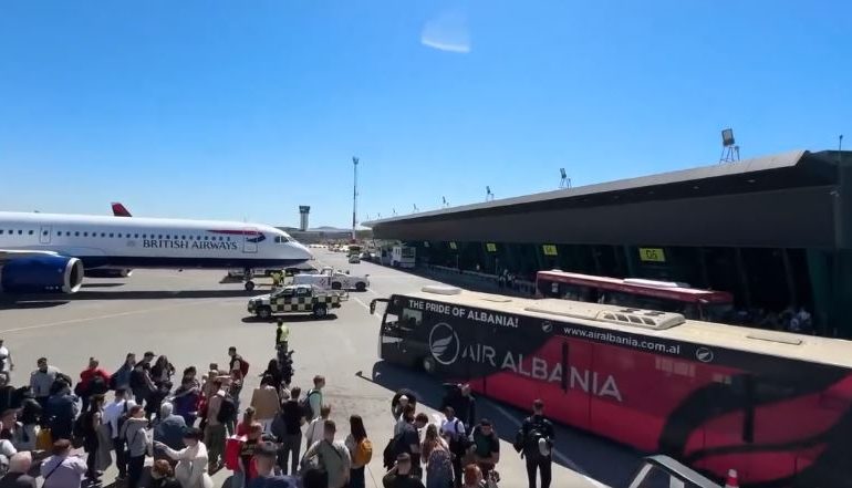 SHQIPËRIA TURISTIKE/ Rama jep shifrat: Në Aeroportin “Nënë Tereza” gjatë muajit korrik numri i hyrjeve ka kaluar mbi një milion