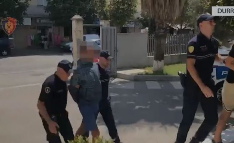 NDODH NË DURRËS/ E kërcënuan me thikë dhe më pas i grabitën taksistit shumën e parave, arrestohet çifti i të rinjve