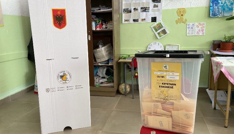 ZGJEDHJET NË HIMARË/ Deri në orën 17:00 në dy QV, 8 votues me kartë ID të skaduar s’u lejuan të votojnë