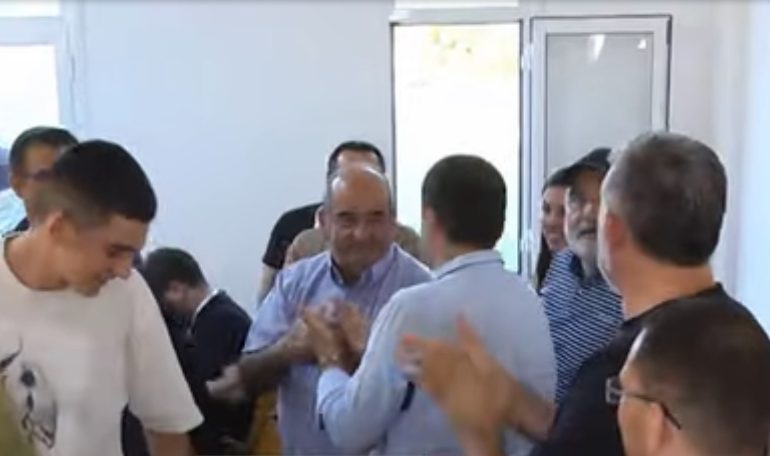 BROHORITJE DHE PËRQAFIME/ Ja si e priti Vangjel Tavo me mbështetësit fitoren e Bashkisë së Himarës