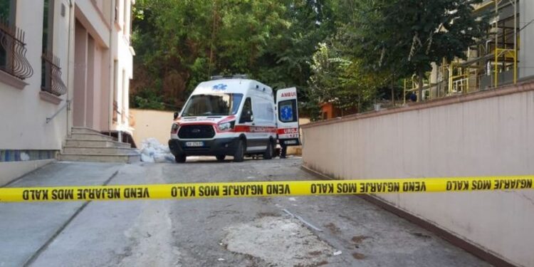 E RËNDË NË VLORË/ Dhunon për vdekje bashkëshorten, arrestohet 70-vjeçari, e moshuara ndërron jetë te Trauma