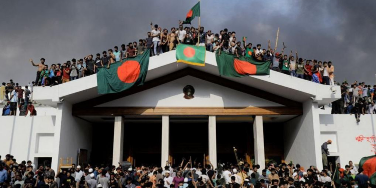 KRYEMINISTRJA U ARRATIS PAS PROTESTAVE/ Shpërndahet Parlamenti në Bangladesh