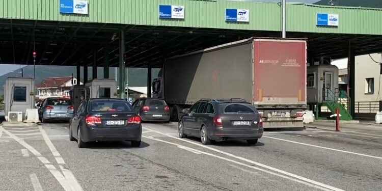 GUSHTI RRIT LËVIZJET NË MORINË/ Muaji korrik regjistroi 800 mijë persona në hyrje-dalje