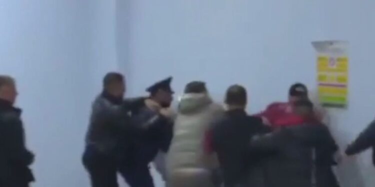 PLAGOSËN ME THIKË 41-VJEÇARIN/ Përfundojnë në pranga tre persona