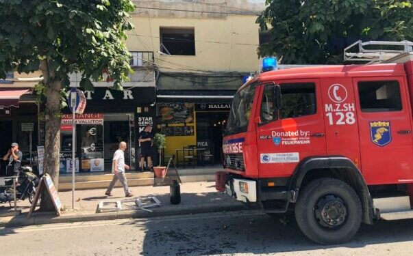 E RËNDË/ Shpërthen bombola e gazit në Pogradec, një grua dërgohet në spital