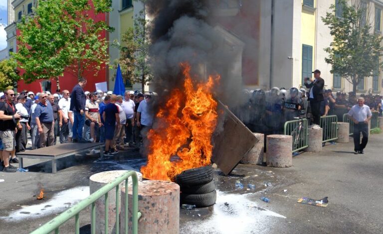 SOT PROTESTA E OPOZITËS PARA BASHKISË/ Policia me plan masash: Disa rrugë të bllokuara