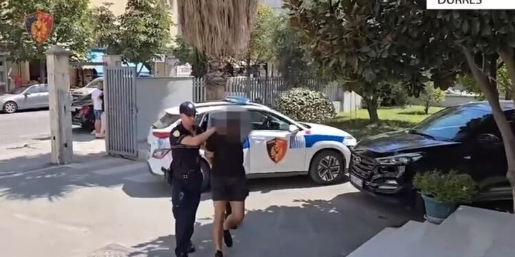 E PËSON KEQ/ Tentoi të vidhte një turist italian nën kërcënimin e thikës, arrestohet i riu në Durrës