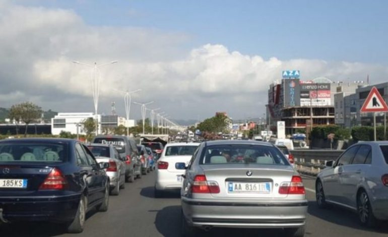 TRAFIK I RËNDUAR NË LEZHË/ Fundjava bllokon rrugët, situata më problematike në superstradën Milot-Balldre