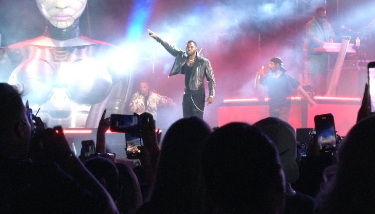 KONCERT NË TIRANË/ Këngëtari amerikan elektrizon skenën! Jason Derulo mbush me të rinj stadiumin ‘Selman Stërmasi’