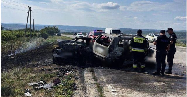 TRAGJEDI/ Digjen të gjallë 5 persona në një makinë, 7 të plagosur