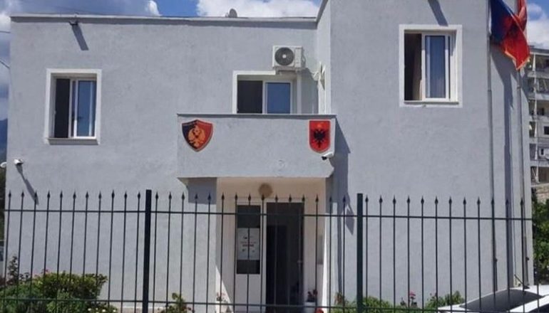 “PLAS” SHERRI/ Punonjësit e fast-foodit përleshen në Himarë, njëri plagoset me thikë! Autori i dyshuar arratiset