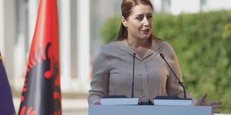 NDRYSHOJNË TEKSTET NË SHKOLLA/ Kurrikul moderne në vitin 2025, Manastirliu: Po punohet për programe të reja