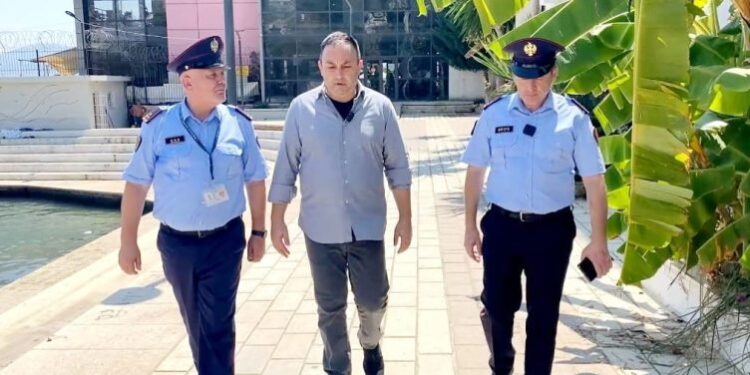 SEZONI TURISTIK/ Ministri Hoxha takon drejtuesit e Policisë në Sarandë: Masa të forta për të përmbyllur…