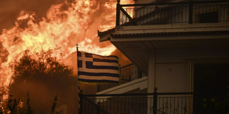 ATHINA E RRETHUAR NGA FLAKËT/ Vijojnë evakuimet nga qytezat e afërta