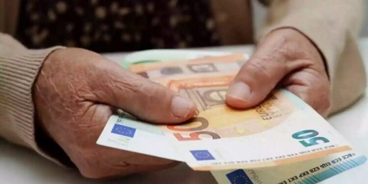 KËMBIMI VALUTOR/ Me sa blihen e shiten dollari dhe euro, çfarë ndodh me monedhat e tjera