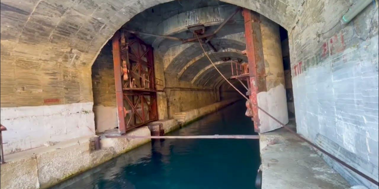 MISTERI I TUNELIT TË PORTO PALERMOS/ Dikur strehim për nëndetëset, sot destinacion turistik. Çfarë fshehet pas derës së bunkerit që u hap pas 32 vitesh