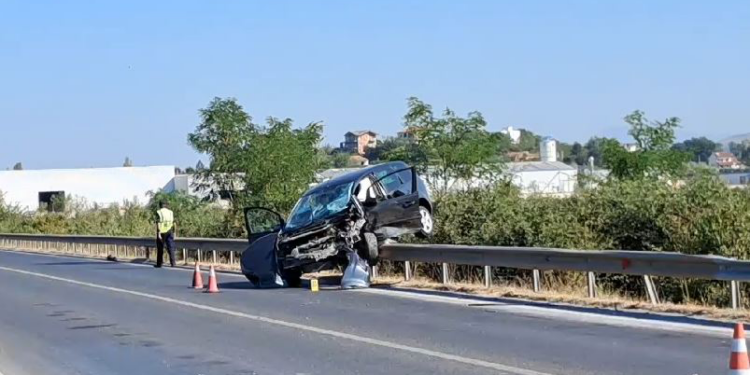 AKSIDENT I FRIKSHËM NË SUPERSTRADËN FUSHË-KRUJË-THUMANË/ Makina përfundon mbi ndarësen metalike, një prej të plagosurve drejt Traumës