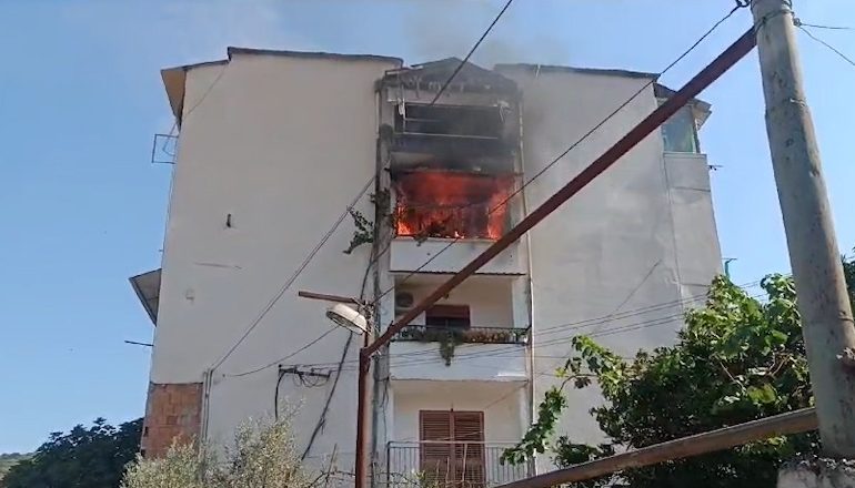 ZJARR NË LUSHNJE/ Flakët shkrumojnë apartamentin në katin e katërt, rrezikohen…