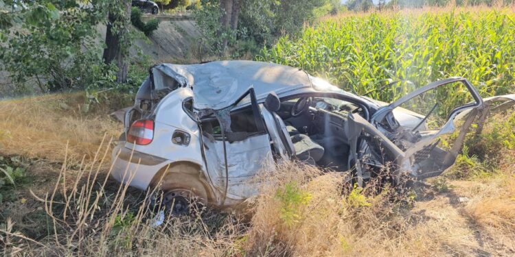 ME SHPEJTËSI “SKËTERRË”/ Shoferi humb kontrollin e mjetit në aksin Pogradec-Tushemisht dhe aksidentohet, makina bëhet copë
