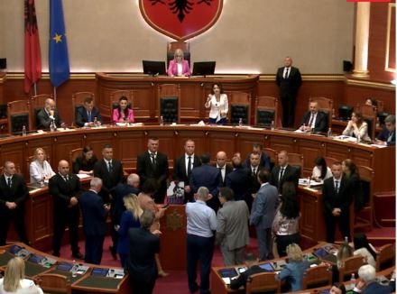 LISTA/ Më tepër shpërblime sesa paga! Kush janë deputetët që u paguan më shumë?