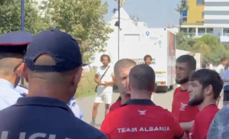 E TURPSHME/ Protestuesit ofendojnë dhe përzënë medalistët Olimpikë për Shqipërinë