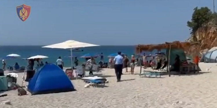 POLICIA AKSION NË GJIPE/ Sekuestron 175 çadra dhe shezlongë pa leje