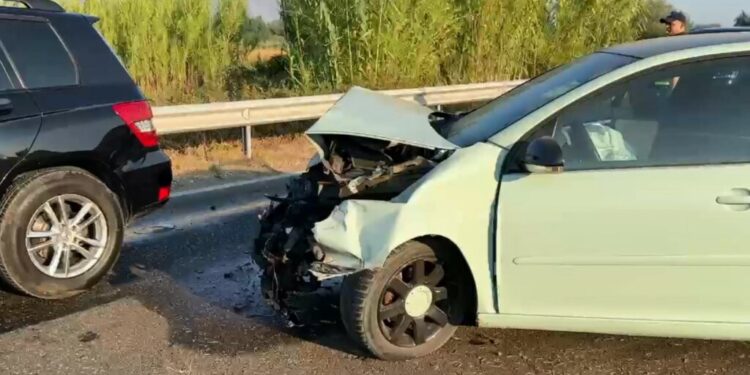 AKSIDENT NË LEZHË-SHKODËR/ Makina del nga rruga dhe përplaset me barrierat anësore