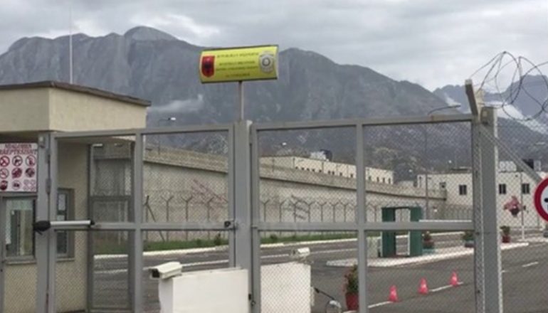 ARRESTOHET POLICI I BURGUT TË PEQINIT/ Fuste drogë në qeli! Hetohen bashkëpunëtorët
