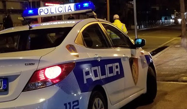 E RËNDË NË KUKËS/ 15-vjeçari goditet me thikë pas sherrit, dërgohet me urgjencë drejt spitalit