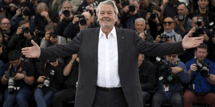 KINEMAJA NË ZI/ Shuhet aktori dhe producenti i njohur francez, Alain Delon