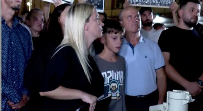 VIDEOLAJM/ Me lot në sy në tubim, djali i Egli Progës bashkë me qytetarët kërkon drejtësi për babain e tij