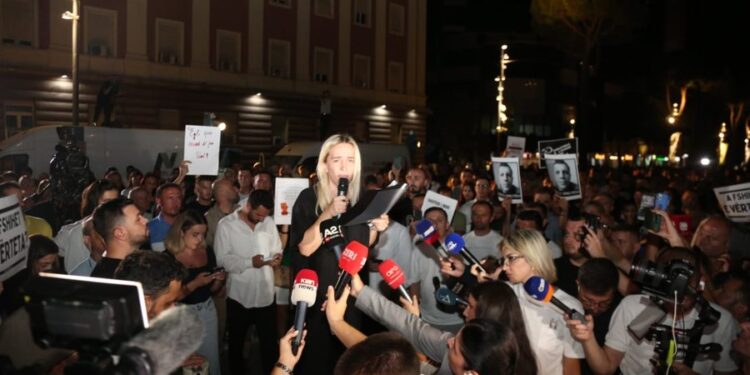 PROTESTA PËR VRASJEN E EGLI PROGËS/ Motra e 42-vjeçarit nga tubimi: Vëllai im nuk vdiq nga pija por nga katër barbarë të cilët e vranë…