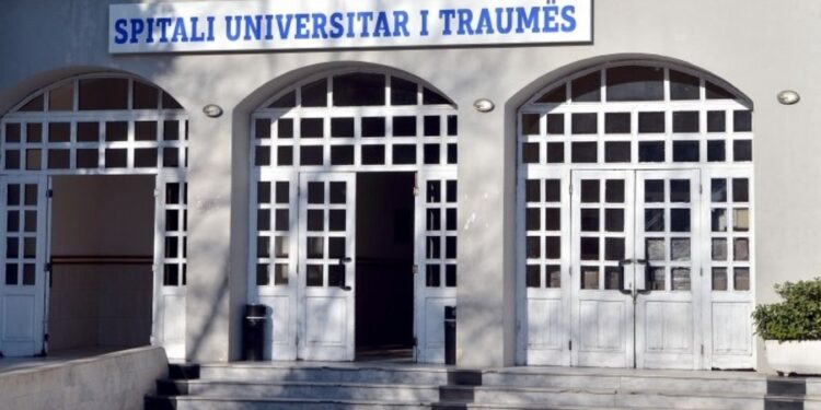 E PAZAKONTË! Gruaja rreh policët te Spitali Ushtarak, prangoset nga kolegët e tyre