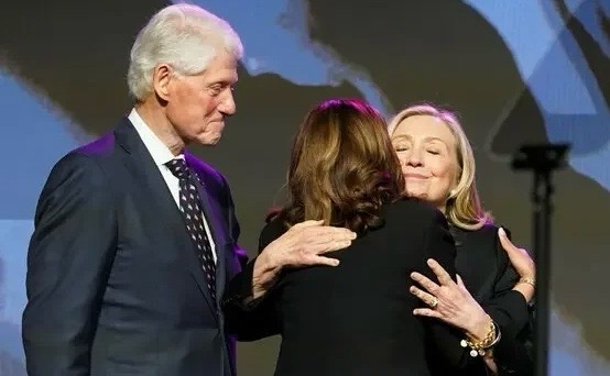 KONVENTA KOMBËTARE DEMOKRATIKE/ Clinton: Koha që Kamala Harris të thyejë “tavanin e xhamit”