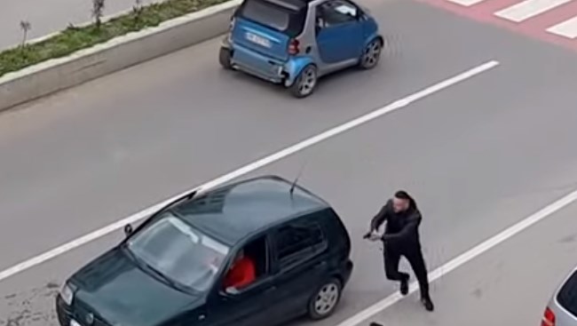 GËRVISHTËN MAKINAT/ “Plas” sherri mes shoferëve në Tiranë, njëri përfundon në spital. Në vendngjarje gjendet një armë