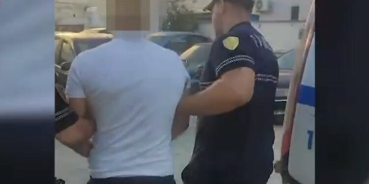 PRANGOSET 42-VJEÇARI NË TIRANË/ Dyshohet se ngacmoi seksualisht djalin e tij