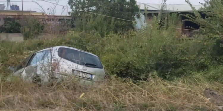 AKSIDENT NË FSHATIN MORAVË/ Mercedesi parakalon gabim dhe hedh në kanal Toyotën. Shoferi…