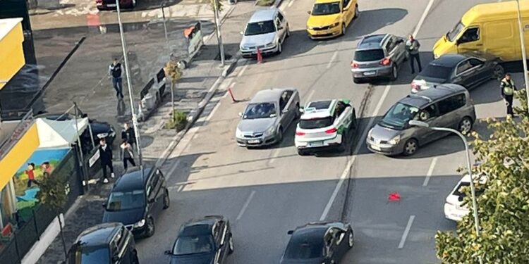 E RËNDË/ Aksident pranë zonës së “Astirit” në Tiranë, përmbyset automjeti