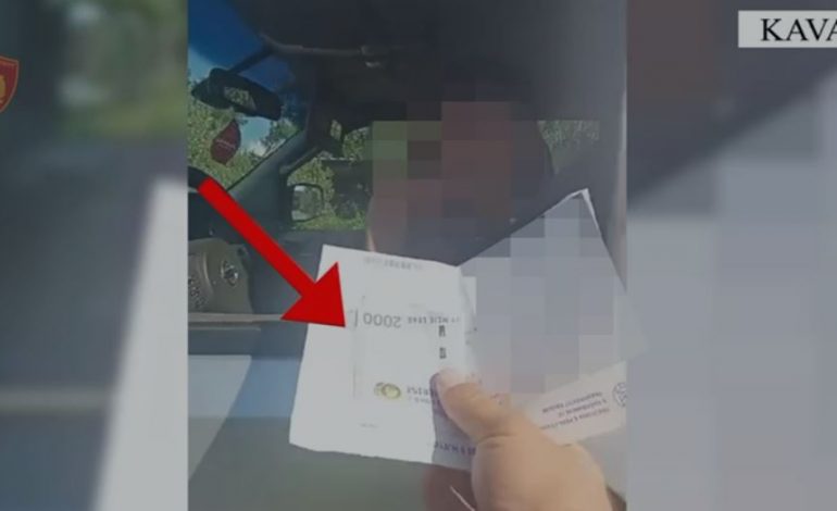 E PËSON KEQ 19-VJEÇARI NË KAVAJË/ Tentoi të korruptojë policin e Rrugores, ja çfarë i ndodhi